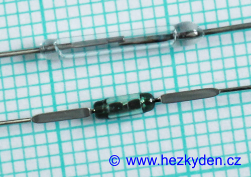 Jazýčkové kontakty - porovnání velikosti - detail