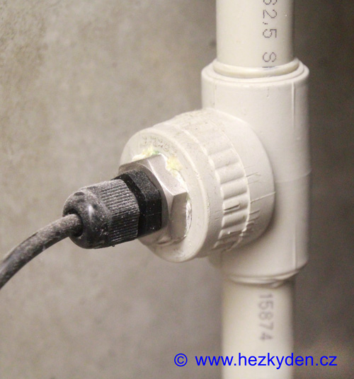 Nerez stonek se závitem aplikovaný na plastovém potrubí