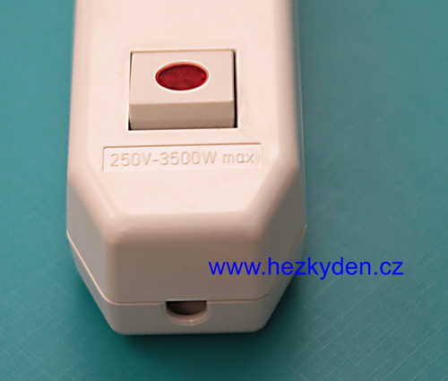 Kompaktní vícezásuvka - detail vypínače